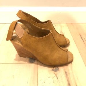 Woman’s Size 7 Wedge Shoes